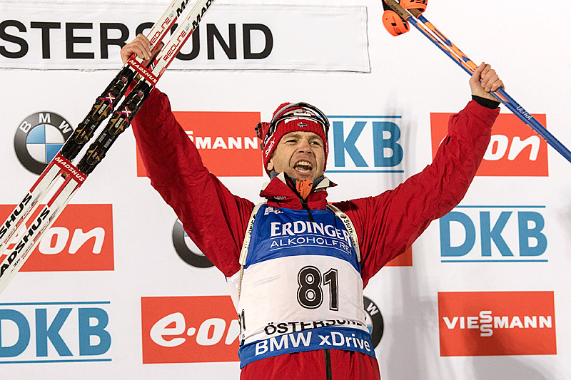 Ole Einar Bjørndalen jubler for sin 95. verdenscupseier. Det skjedde på normaldistansen i Östersund. Foto: Manzoni/NordicFocus. Ole Einar Bjørndalen jubler for sin 95. verdenscupseier. Det skjedde på normaldistansen i Östersund. Foto: Manzoni/NordicFocus.