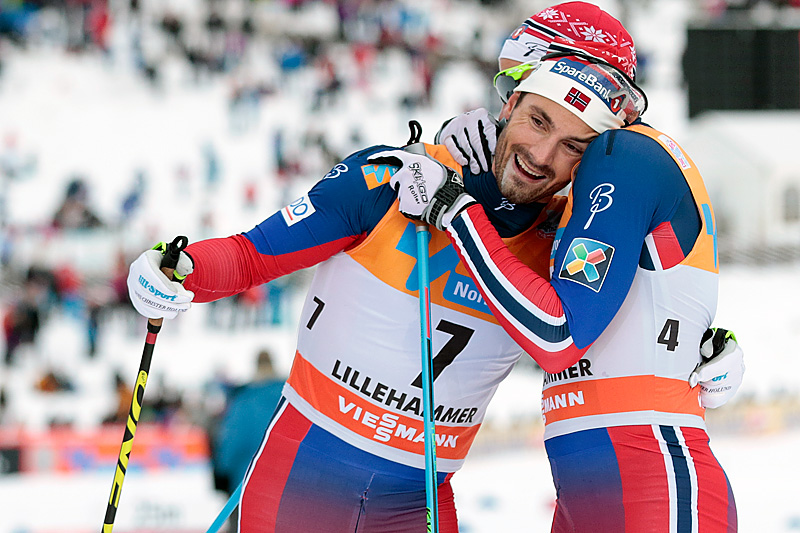 Hans Christer Holund omfavnes av Niklas Dyrhaug etter at de ble henholdsvis nummer 3 og 2 i skiathlon på Lillehammer. Foto: Modica/NordicFocus. Hans Christer Holund omfavnes av Niklas Dyrhaug etter at de ble henholdsvis nummer 3 og 2 i skiathlon på Lillehammer. Foto: Modica/NordicFocus.