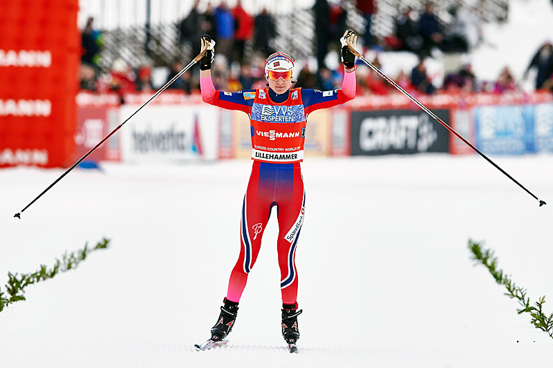 Heidi Weng inn til seier for Norges stafettlag under verdenscupen på Lillehammer. Foto: Modica/NordicFocus. Heidi Weng inn til seier for Norges stafettlag under verdenscupen på Lillehammer. Foto: Modica/NordicFocus.