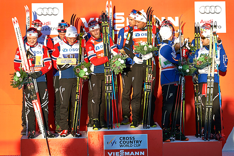 Seierspallen etter herrestafetten under verdenscupen på Lillehammer 2015 besto av 12 norske løpere. Norges 1.-lag vant foran 3.- og 2.-laget. Foto: Modica/NordicFocus. Seierspallen etter herrestafetten under verdenscupen på Lillehammer 2015 besto av 12 norske løpere. Norges 1.-lag vant foran 3.- og 2.-laget. Foto: Modica/NordicFocus.