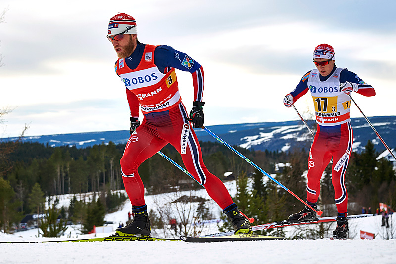 Martin Johnsrud Sundby i føringen foran Simen Sveen på 3. etappe av herrestafetten på Lillehammer. Foto: Modica/NordicFocus. Martin Johnsrud Sundby i føringen foran Simen Sveen på 3. etappe av herrestafetten på Lillehammer. Foto: Modica/NordicFocus.