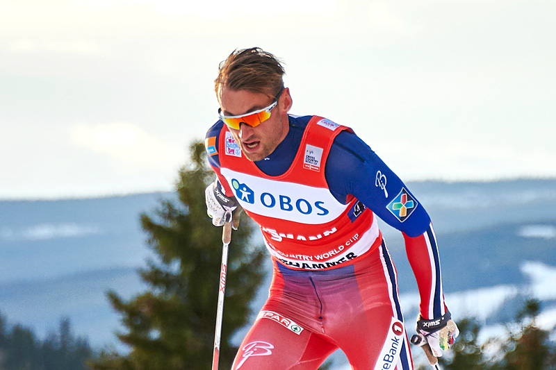 Petter Northug ute på ankeretappen for Norges førstelag under verdenscupen på Lillehammer 2015. Han sikret til slutt seieren. Foto: Modica/NordicFocus. Petter Northug ute på ankeretappen for Norges førstelag under verdenscupen på Lillehammer 2015. Han sikret til slutt seieren. Foto: Modica/NordicFocus.