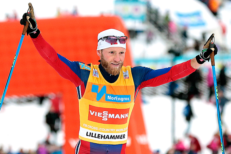 Martin Johnsrud Sundby inn til seier på fellesstart med skibytte under verdenscupen i Lillehammer 2015. Foto: Modica/NordicFocus. Martin Johnsrud Sundby inn til seier på fellesstart med skibytte under verdenscupen i Lillehammer 2015. Foto: Modica/NordicFocus.