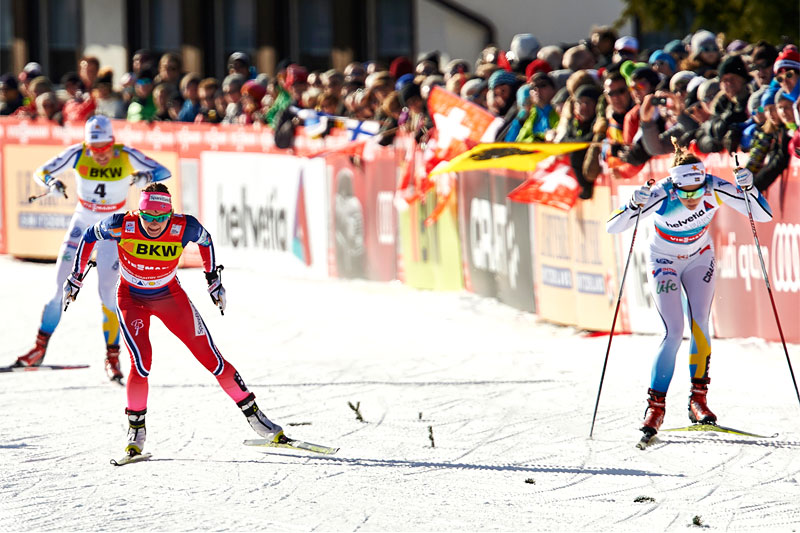 Maiken Caspersen Falla spurter om kapp med Stina Nilsson i sprintfinalen under verdenscupen i Davos 2015. I mål ble det seier til den svenske løperen. Foto: Felgenhauer/NordicFocus. Maiken Caspersen Falla spurter om kapp med Stina Nilsson i sprintfinalen under verdenscupen i Davos 2015. I mål ble det seier til den svenske løperen. Foto: Felgenhauer/NordicFocus.