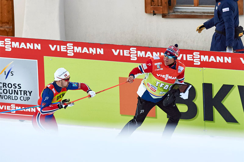 Sondre Turvoll Fosslis stav røk tvert av i det ene heatet under verdenscupsprinten i Davos 2015. Her mottar han en ny stav fra støtteapparatet langs løypa. Foto: Felgenhauer/NordicFocus. Sondre Turvoll Fosslis stav røk tvert av i det ene heatet under verdenscupsprinten i Davos 2015. Her mottar han en ny stav fra støtteapparatet langs løypa. Foto: Felgenhauer/NordicFocus.