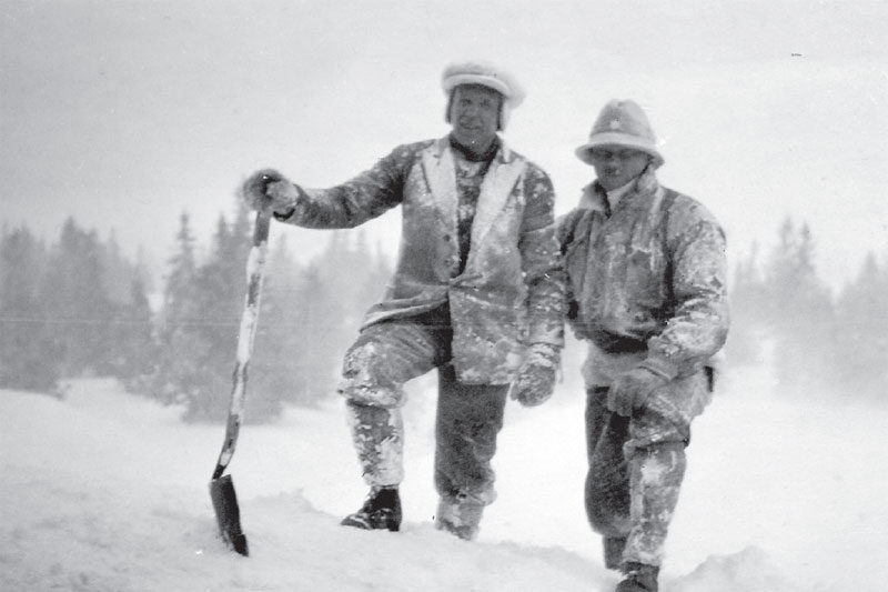 Nils Ragnar Hofft til venstre og Josef R. Henriksen, på Sjusjøen. Sistnevnte var løypesjef i Holmenkollen. Nils Ragnar Hofft til venstre og Josef R. Henriksen, på Sjusjøen. Sistnevnte var løypesjef i Holmenkollen.