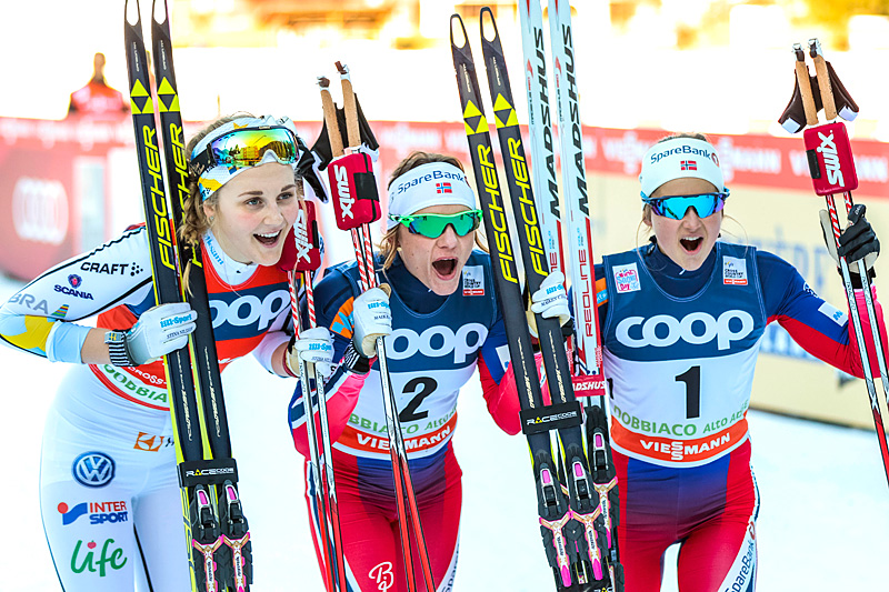 Seierspallen på damesprinten under verdenscupen i Toblach 2015 besto av (fra venstre) Stina Nilsson (3.-plass), Maiken Caspersen Falla (1) og Ingvild Flugstad Østberg (2). Foto: Modica/NordicFocus. Seierspallen på damesprinten under verdenscupen i Toblach 2015 besto av (fra venstre) Stina Nilsson (3.-plass), Maiken Caspersen Falla (1) og Ingvild Flugstad Østberg (2). Foto: Modica/NordicFocus.