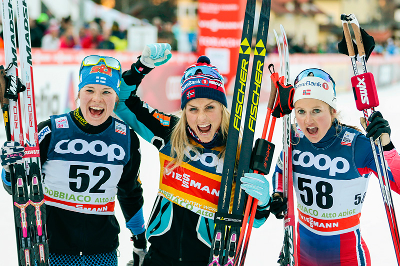 Fra venstre: Krista Pärmäkoski (2.-plass), Therese Johaug (1) og Ingvild Flugstad Østberg (3) var jentene på seierspallen etter 10 kilometer klassisk under verdenscupen i Toblach 2015. Foto: Modica/NordicFocus. Fra venstre: Krista Pärmäkoski (2.-plass), Therese Johaug (1) og Ingvild Flugstad Østberg (3) var jentene på seierspallen etter 10 kilometer klassisk under verdenscupen i Toblach 2015. Foto: Modica/NordicFocus.