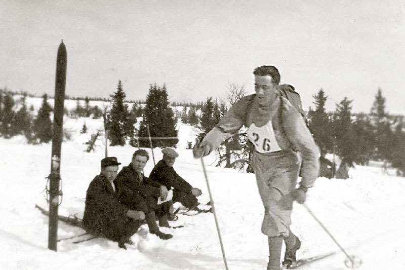 Olaf Hoffsbakken på Midtfjellet i 1936, året han ble nummer tre på 5.16.42. Solide treski kunne også brukes som sitteunderlag. Olaf Hoffsbakken på Midtfjellet i 1936, året han ble nummer tre på 5.16.42. Solide treski kunne også brukes som sitteunderlag.