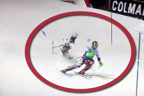 En drone smeller i bakken, rett bak slalåmkjøreren Marcel Hirscher under verdenscuprennet i Madonna di Campiglio 2015. Foto: YouTube/NRK.no. En drone smeller i bakken, rett bak slalåmkjøreren Marcel Hirscher under verdenscuprennet i Madonna di Campiglio 2015. Foto: YouTube/NRK.no.
