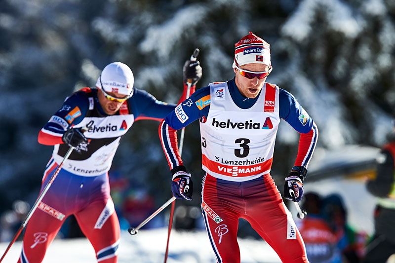 Didrik Tønseth tauer på en lite hjelpsom Petter Northug under 3. etappe av Tour de Ski i Lenzerheide. Men da målet nærmet seg takket Northug gjennom å rykke i fra. Foto: Felgenhauer/NordicFocus. Didrik Tønseth tauer på en lite hjelpsom Petter Northug under 3. etappe av Tour de Ski i Lenzerheide. Men da målet nærmet seg takket Northug gjennom å rykke i fra. Foto: Felgenhauer/NordicFocus.