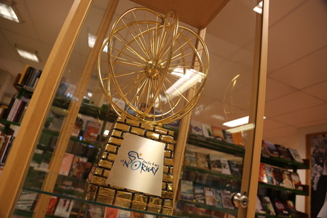 trofeet arctic race - plassert i monter i biblioteket trofeet arctic race - plassert i monter i biblioteket