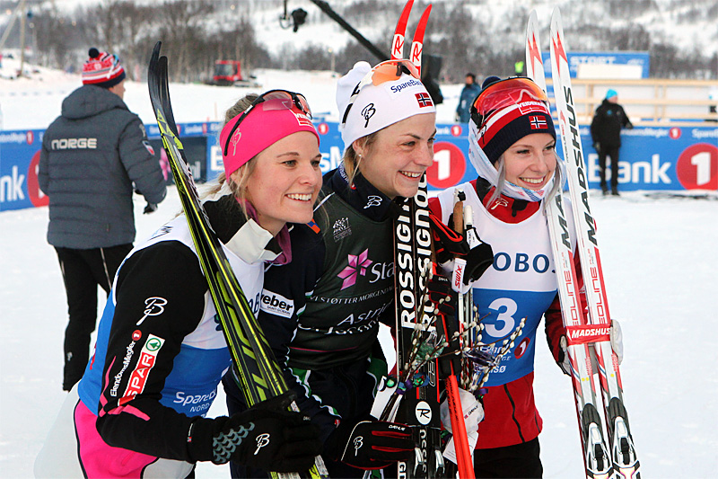 Medaljevinnerne på 10 kilometer klassisk under NM i Tromsø 2016. Fra venstre: Mari Eide (2.-plass), Astrid Uhrenholdt Jacobsen (1) og Thea Krokan Murud (3). Foto: Erik Borg. Medaljevinnerne på 10 kilometer klassisk under NM i Tromsø 2016. Fra venstre: Mari Eide (2.-plass), Astrid Uhrenholdt Jacobsen (1) og Thea Krokan Murud (3). Foto: Erik Borg.