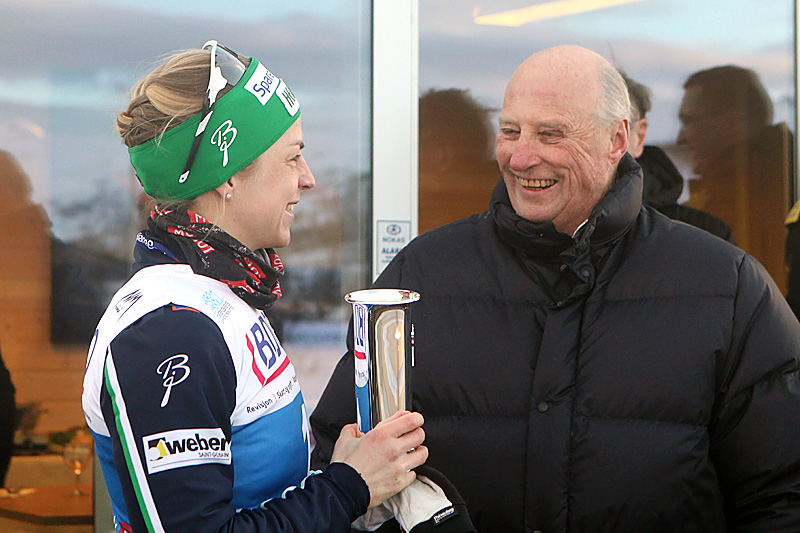 Astrid Uhrenholdt Jacobsen fikk kongepokalen av kong Harald etter sin 14. NM-triumf på skiathlon-rennet i Tromsø 2016. Foto: Erik Borg. Astrid Uhrenholdt Jacobsen fikk kongepokalen av kong Harald etter sin 14. NM-triumf på skiathlon-rennet i Tromsø 2016. Foto: Erik Borg.