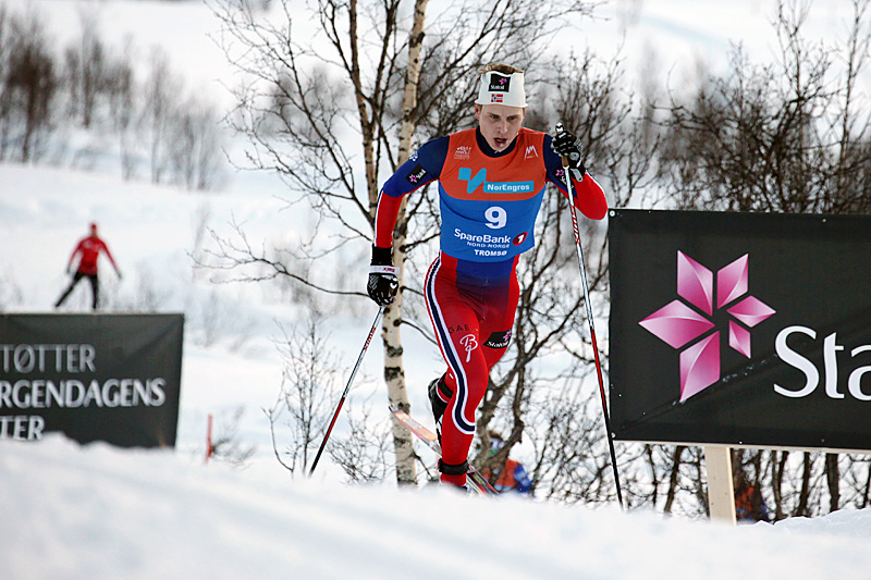 Simen Hegstad Krüger ute på fellesstarten med skibytte under NM i Tromsø. Han ble til slutt nummer 6. Foto: Erik Borg. Simen Hegstad Krüger ute på fellesstarten med skibytte under NM i Tromsø. Han ble til slutt nummer 6. Foto: Erik Borg.
