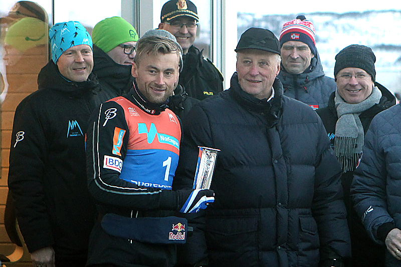Petter Northug fikk utdelt kongepokalen av kong Harald for sin seier på fellesstart med skibytte under NM i Tromsø 2016. Foto: Erik Borg. Petter Northug fikk utdelt kongepokalen av kong Harald for sin seier på fellesstart med skibytte under NM i Tromsø 2016. Foto: Erik Borg.