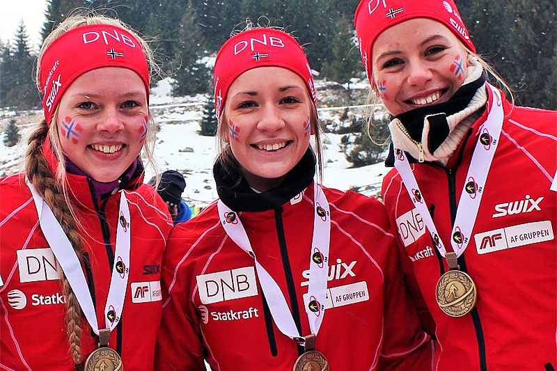 Karoline Erdal, Emilie Ågheim Kalkenberg og Kristina Skjevdal med bronsemedaljene fra stafetten for Kvinner 19 år under Junior-VM i skiskyting 2016. Foto: Norges Skiskytterforbund. Karoline Erdal, Emilie Ågheim Kalkenberg og Kristina Skjevdal med bronsemedaljene fra stafetten for Kvinner 19 år under Junior-VM i skiskyting 2016. Foto: Norges Skiskytterforbund.