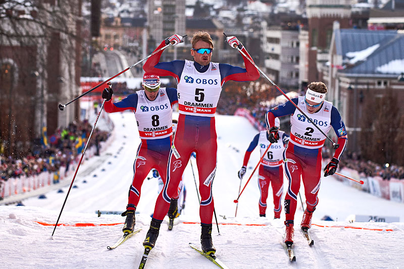 Petter Northug jubler over seier i verdenscupsprinten i Drammen 2016. Som nr. 2 og 3 fulgte Ola Vigen Hattestad og Eirik Brandsdal. Foto: Felgenhauer/NordicFocus. Petter Northug jubler over seier i verdenscupsprinten i Drammen 2016. Som nr. 2 og 3 fulgte Ola Vigen Hattestad og Eirik Brandsdal. Foto: Felgenhauer/NordicFocus.