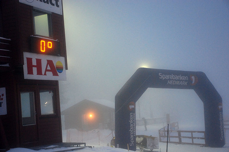 Like før start i Stenfjellrunden 2016, tåke, regn/sludd og rundt null grader gjør dette til en real kraftprøve. Arrangørfoto. Like før start i Stenfjellrunden 2016, tåke, regn/sludd og rundt null grader gjør dette til en real kraftprøve. Arrangørfoto.