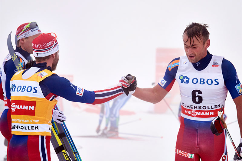Petter Northug, til høyre, ble nummer 6 og gratulerer Martin Johnsrud Sundby med seieren på 5-mila i Holmenkollen 2016. Foto: Felgenhauer/NordicFocus. Petter Northug, til høyre, ble nummer 6 og gratulerer Martin Johnsrud Sundby med seieren på 5-mila i Holmenkollen 2016. Foto: Felgenhauer/NordicFocus.