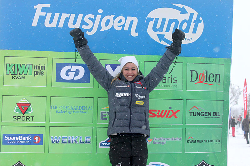 Emilie Kristoffersen jubler etter å ha stormet til topps i Furusjøen Rundt-rennet 2016. I dag var hun best i det 9 mil lange Saami Ski Race. Foto: Furusjøen Rundt-rennet. Emilie Kristoffersen jubler etter å ha stormet til topps i Furusjøen Rundt-rennet 2016. I dag var hun best i det 9 mil lange Saami Ski Race. Foto: Furusjøen Rundt-rennet.