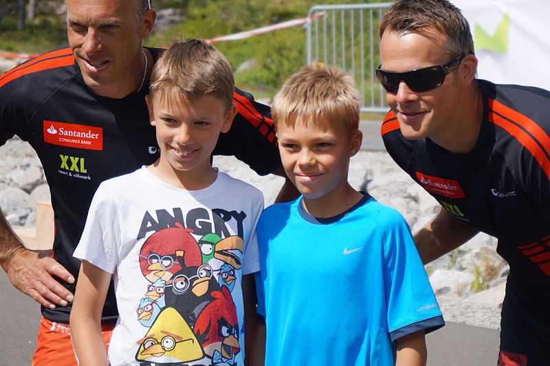 Anders og Jørgen Aukland sammen med unge skiløpere i forbindelse med Sommarland Skifestival og sommerskiskolen i Bø. Arrangørfoto. Anders og Jørgen Aukland sammen med unge skiløpere i forbindelse med Sommarland Skifestival og sommerskiskolen i Bø. Arrangørfoto.