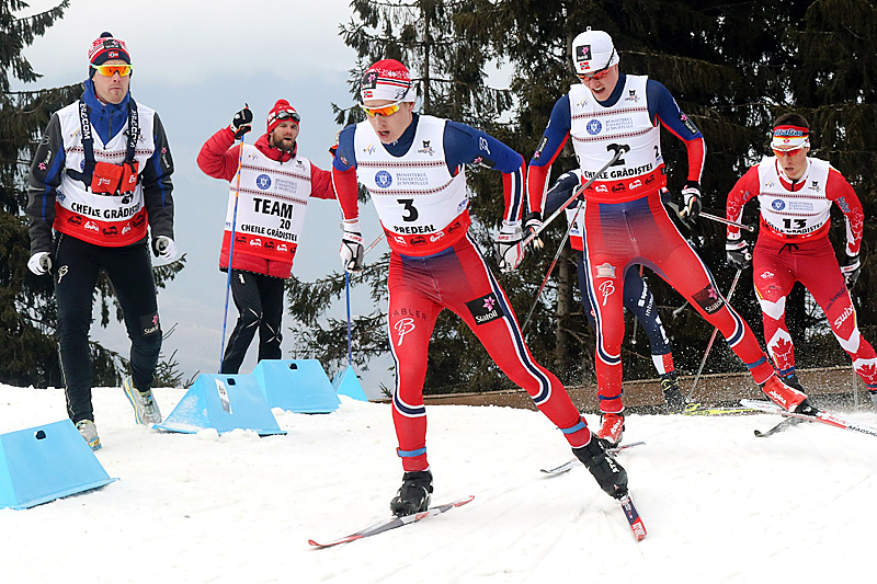 Simen Hegstad Krüger på vei mot gull på 15 km fristil under U23-VM i Rasnov og Romania 2016. Nærmest følger Johan Hoel. Foto: Erik Borg. Simen Hegstad Krüger på vei mot gull på 15 km fristil under U23-VM i Rasnov og Romania 2016. Nærmest følger Johan Hoel. Foto: Erik Borg.