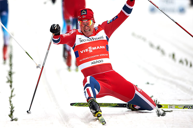 En særdeles myk og smidig Ola Vigen Hattestad får presset skotuppen foran Alexey Poltoranin og sikrer med det Norge seieren i lagsprinten i Asiago en tidligere sesong. Men hvor viktig er generell uttøyning? Foto: Felgenhauer/NordicFocus. En særdeles myk og smidig Ola Vigen Hattestad får presset skotuppen foran Alexey Poltoranin og sikrer med det Norge seieren i lagsprinten i Asiago en tidligere sesong. Men hvor viktig er generell uttøyning? Foto: Felgenhauer/NordicFocus.