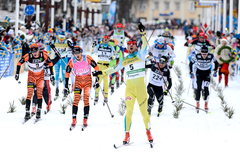John Kristian Dahl strekker armene i været som vinner av Vasaloppet 2016 etter å ha avgjort det intense bikkjeslagsmålet det var i rennets sluttfase. Foto: Rauschendorfer/NordicFocus. John Kristian Dahl strekker armene i været som vinner av Vasaloppet 2016 etter å ha avgjort det intense bikkjeslagsmålet det var i rennets sluttfase. Foto: Rauschendorfer/NordicFocus.