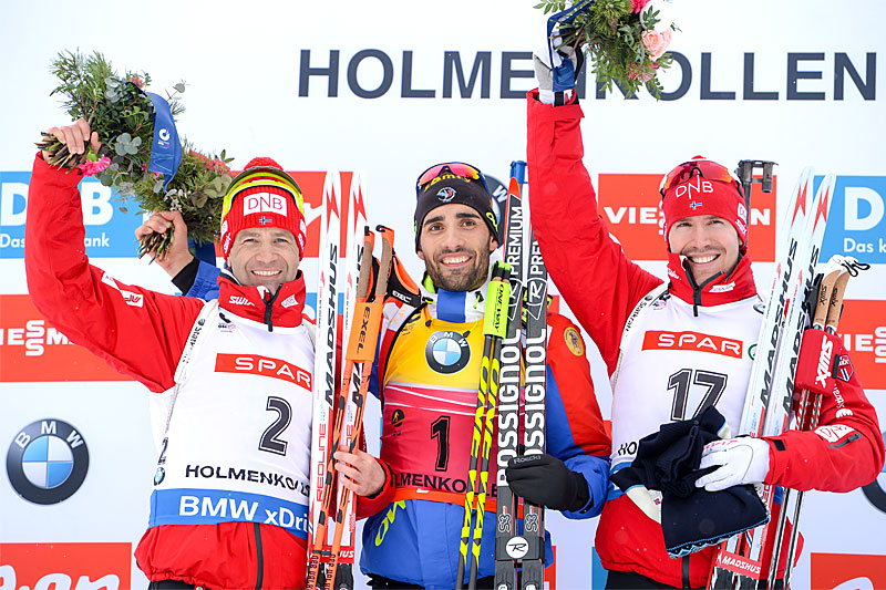 Seierspallen på 12,5 km jaktstart under VM i skiskyting i Holmenkollen 2016. Fra venstre: Ole Einar Bjørndalen (2. plass), Martin Fourcade (1) og Emil Hegle Svendsen (3). Foto: Tumashov/NordicFocus. Seierspallen på 12,5 km jaktstart under VM i skiskyting i Holmenkollen 2016. Fra venstre: Ole Einar Bjørndalen (2. plass), Martin Fourcade (1) og Emil Hegle Svendsen (3). Foto: Tumashov/NordicFocus.