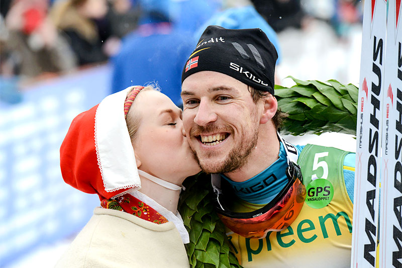 John Kristian Dahl får seierskysset etter å ha avgjort Vasaloppet i 2016, en av hans tre seire i Vasan. To uker etterpå vant han også Birkebeinerrennet. Foto: Rauschendorfer/NordicFocus. John Kristian Dahl får seierskysset etter å ha avgjort Vasaloppet i 2016, en av hans tre seire i Vasan. To uker etterpå vant han også Birkebeinerrennet. Foto: Rauschendorfer/NordicFocus.