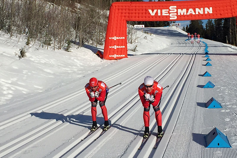 Mihhail Lukertsenko (til venstre i bildet) og Morten Sætha, begge inngår i Swix sin racingservice, tester ski foran et tidligere renn i verdenscupen. Foto: Swix. Mihhail Lukertsenko (til venstre i bildet) og Morten Sætha, begge inngår i Swix sin racingservice, tester ski foran et tidligere renn i verdenscupen. Foto: Swix.