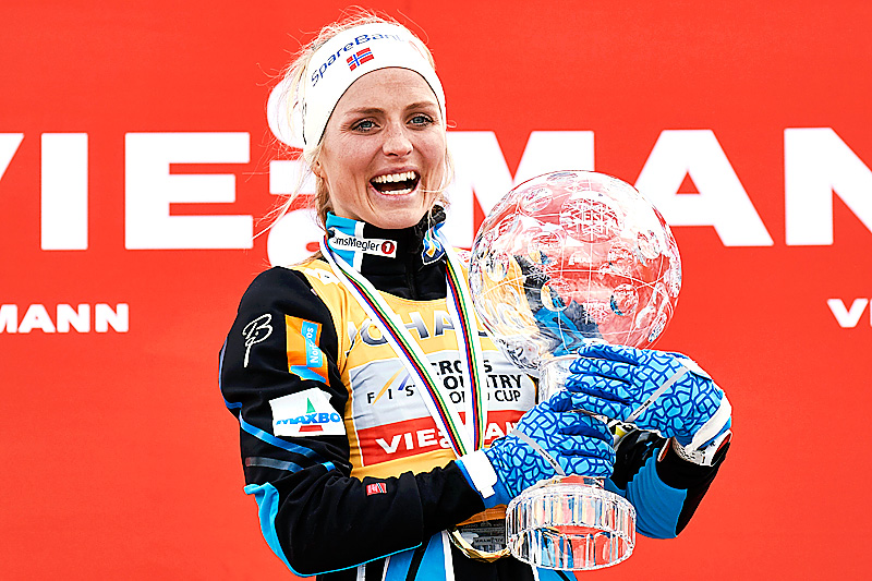 Therese Johaug med krystallkula som viser at hun vant verdenscupen sammenlagt for sesongen 2015/2016. Foto: Felgenhauer/NordicFocus. Therese Johaug med krystallkula som viser at hun vant verdenscupen sammenlagt for sesongen 2015/2016. Foto: Felgenhauer/NordicFocus.