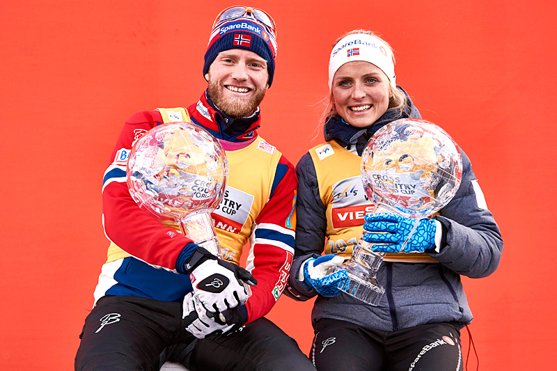 Martin Johnsrud Sundby og Therese Johaug vant verdenscupen sammenlagt 2015/2016. Her med det synlige beviset; krystallkulene. Foto: Felgenhauer/NordicFocus. Martin Johnsrud Sundby og Therese Johaug vant verdenscupen sammenlagt 2015/2016. Her med det synlige beviset; krystallkulene. Foto: Felgenhauer/NordicFocus.