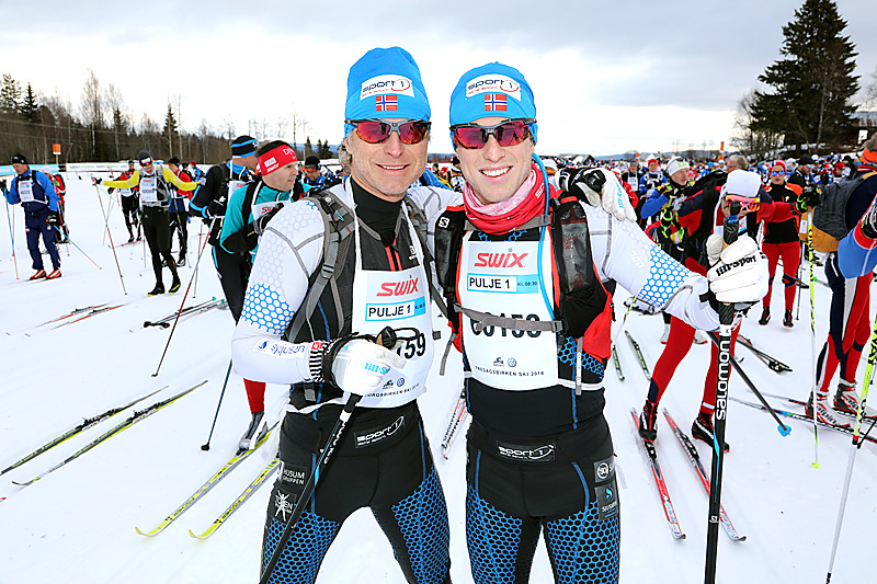 Åge Skinstad og Petter Soleng Skinstad foran FredagsBirken et tidligere år. Petter Soleng Skinstad vant da rennet, mens Åge Skinstad ble nummer 2 i sin klasse og nummer 5 totalt. Foto: Geir Olsen/Birken. Åge Skinstad og Petter Soleng Skinstad foran FredagsBirken et tidligere år. Petter Soleng Skinstad vant da rennet, mens Åge Skinstad ble nummer 2 i sin klasse og nummer 5 totalt. Foto: Geir Olsen/Birken.
