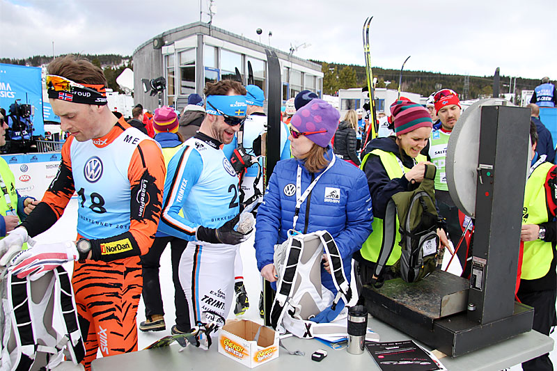 Toppløperne Kjetil Hagtvedt Dammen, Anders Södergren og Andreas Nygård måtte tåle å få sine sekker kontrollert både med tanke på vekt og innhold etter målgang i Birkebeinerrennet 2016. Foto: Geir Nilsen/Langrenn.com. Toppløperne Kjetil Hagtvedt Dammen, Anders Södergren og Andreas Nygård måtte tåle å få sine sekker kontrollert både med tanke på vekt og innhold etter målgang i Birkebeinerrennet 2016. Foto: Geir Nilsen/Langrenn.com.