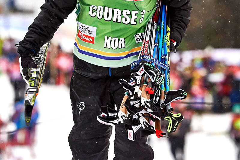 Landslagstrener Trond Nystad på vei ut på stavpost under Tour de Ski 2016. Foto: Felgenhauer/NordicFocus. Landslagstrener Trond Nystad på vei ut på stavpost under Tour de Ski 2016. Foto: Felgenhauer/NordicFocus.