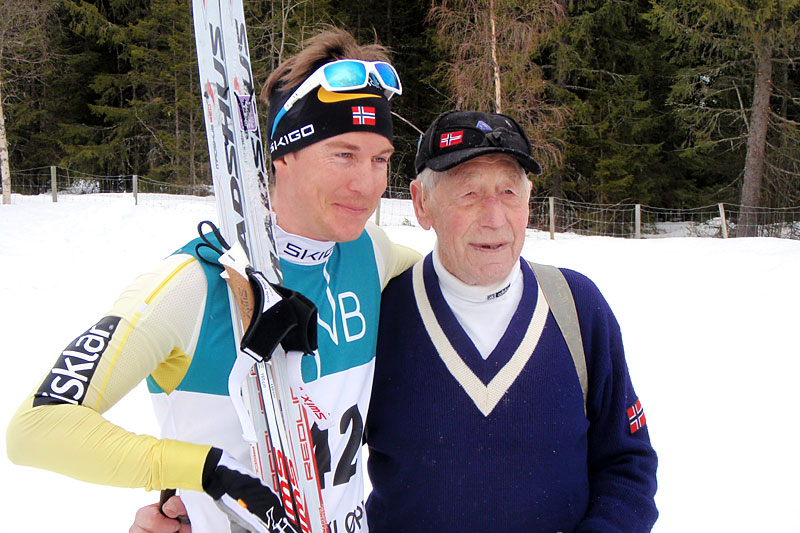 Vetle Thyli vant Ulsjøløpet 2016. Her er han sammen med sin bestefar, Nils Slåttsveen, som vant rennet for 50 år siden. Foto: Magne Hasli. Vetle Thyli vant Ulsjøløpet 2016. Her er han sammen med sin bestefar, Nils Slåttsveen, som vant rennet for 50 år siden. Foto: Magne Hasli.