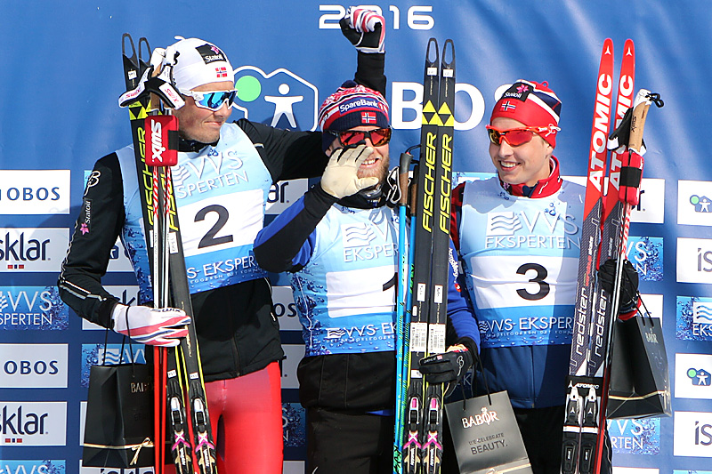 Seierspallen på 10 km fri for menn under NM på Beitostølen 2016. Fra venstre: Emil Iversen (2.-plass), Martin Johnsrud Sundby (1) og Simen Hegstad Krüger (3). Foto: Erik Borg. Seierspallen på 10 km fri for menn under NM på Beitostølen 2016. Fra venstre: Emil Iversen (2.-plass), Martin Johnsrud Sundby (1) og Simen Hegstad Krüger (3). Foto: Erik Borg.