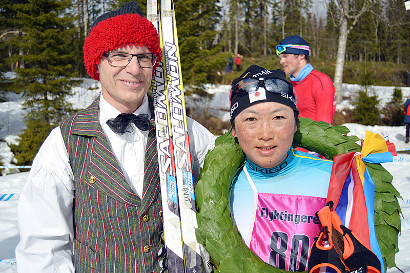 Vinner av Flyktningerennet 2016, Masako Ishida, sammen med kransgutt Dag Wassdahl. Foto: Flyktningerennet / Karl Audun Fagerli. Vinner av Flyktningerennet 2016, Masako Ishida, sammen med kransgutt Dag Wassdahl. Foto: Flyktningerennet / Karl Audun Fagerli.
