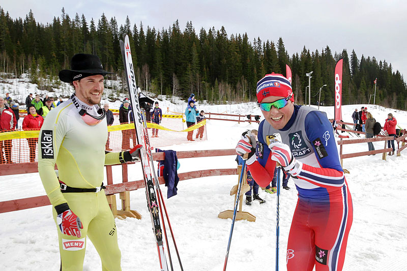 John Kristian Dahl, til venstre, har fått på seg hatten som beviser at han er vinner av Hattrennet 2016. Emil Iversen fulgte som nummer to. Foto: Per Vikan/Helgelendingen/Helg.no. John Kristian Dahl, til venstre, har fått på seg hatten som beviser at han er vinner av Hattrennet 2016. Emil Iversen fulgte som nummer to. Foto: Per Vikan/Helgelendingen/Helg.no.