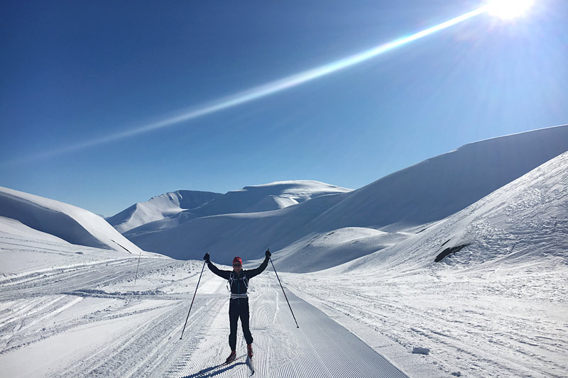 Henrik Johnsen fra Swix sin racingservice på plass under Svalbard Skimaraton 2016 for å gi optimale råd til gode ski. Foto: Swix Sport. Henrik Johnsen fra Swix sin racingservice på plass under Svalbard Skimaraton 2016 for å gi optimale råd til gode ski. Foto: Swix Sport.