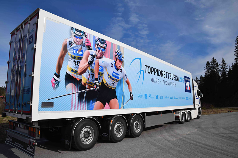 Trailer fra Surnadal Transportpartner med iøyenfallende profilering av Toppidrettsveka. Foto: Toppidrettsveka. Trailer fra Surnadal Transportpartner med iøyenfallende profilering av Toppidrettsveka. Foto: Toppidrettsveka.