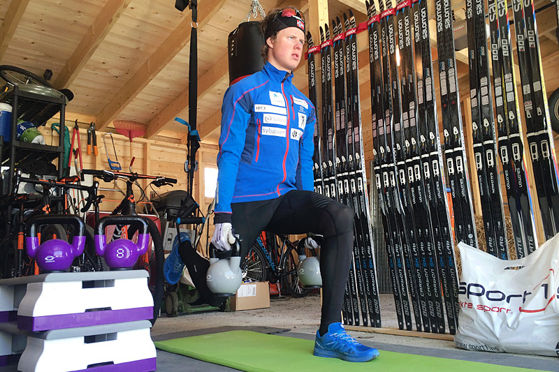 Bulgarsk utfall i slynger med KettleBells i hendene, her i stopposisjon og demonstrert av Mårten Soleng Skinstad. Foto: Team Sport 1 Skinstad. Bulgarsk utfall i slynger med KettleBells i hendene, her i stopposisjon og demonstrert av Mårten Soleng Skinstad. Foto: Team Sport 1 Skinstad.