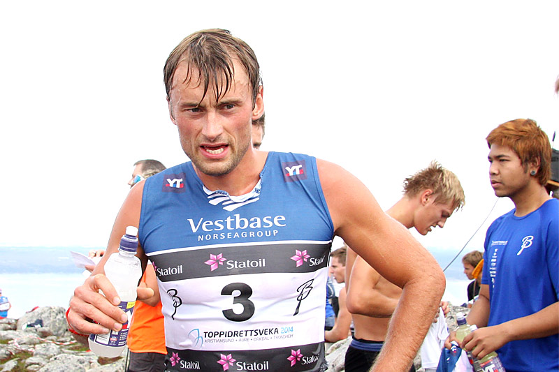 Petter Northug rehydrerer etter en svett økt i Fonna Opp under Toppidrettsveka. Foto: Geir Nilsen/Langrenn.com. Petter Northug rehydrerer etter en svett økt i Fonna Opp under Toppidrettsveka. Foto: Geir Nilsen/Langrenn.com.