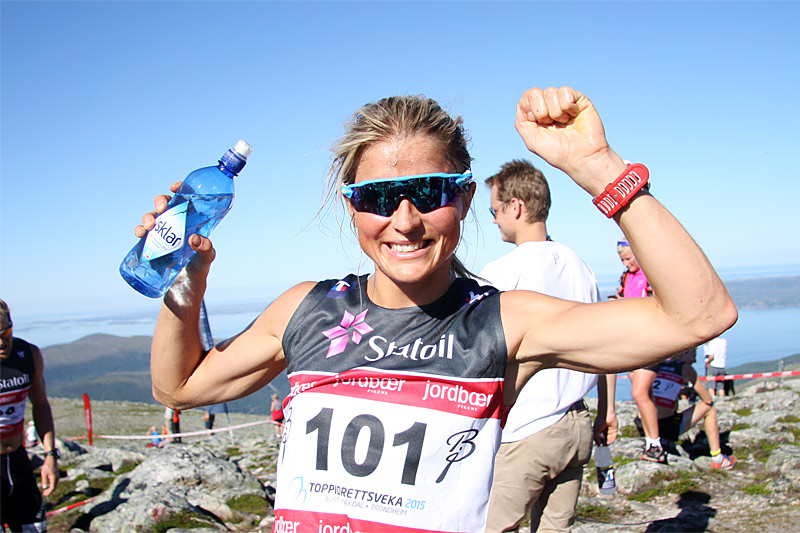 Therese Johaug er strålende fornøyd etter å ha vunnet Toppidrettsvekas motbakkeløp, Fonna Opp 2015, på ny rekordtid i et sommervarmt nord-vestland. Løperdrikken hun har i hånden er rent norsk vann. Foto: Geir Nilsen/Langrenn.com. Therese Johaug er strålende fornøyd etter å ha vunnet Toppidrettsvekas motbakkeløp, Fonna Opp 2015, på ny rekordtid i et sommervarmt nord-vestland. Løperdrikken hun har i hånden er rent norsk vann. Foto: Geir Nilsen/Langrenn.com.