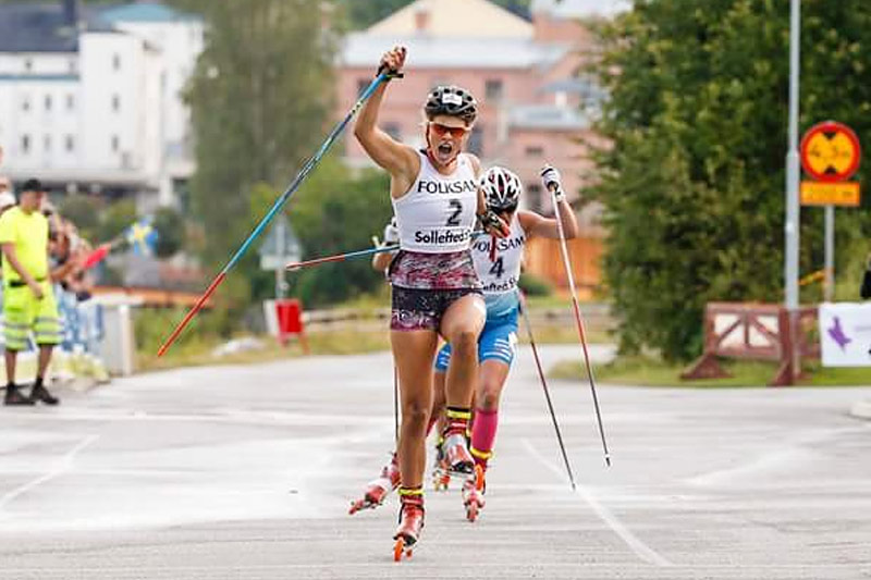 Amalie Honerud Olsen inn til sprintseier i juniorklassen under verdenscupen på rulleski i svenske Sollefteå 2016. Foto: Flavio Becchis/Skirollisti.org. Amalie Honerud Olsen inn til sprintseier i juniorklassen under verdenscupen på rulleski i svenske Sollefteå 2016. Foto: Flavio Becchis/Skirollisti.org.