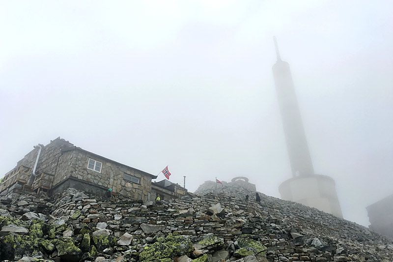 Gaustatoppen, 1.883 meter over havet, badet i tåke. Hytta i bildet er en DNT-hytte og også målstedet for kraftprøven Norseman Xtreme Triathlon. Foto: Geir Nilsen/Langrenn.com. Gaustatoppen, 1.883 meter over havet, badet i tåke. Hytta i bildet er en DNT-hytte og også målstedet for kraftprøven Norseman Xtreme Triathlon. Foto: Geir Nilsen/Langrenn.com.