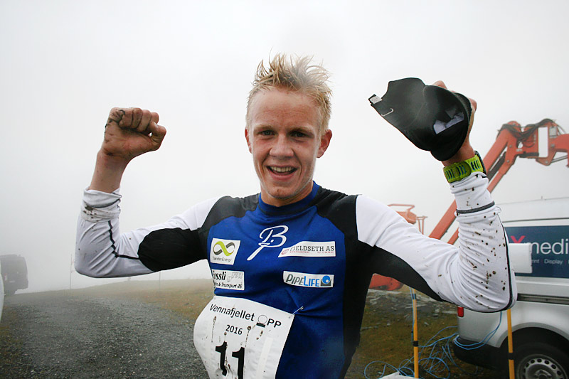 Jan Thomas Jenssen jubler etter å ha avgjort Vennafjellet Opp 2016 til sin fordel. Foto: Magnus Grøtte Renå. Jan Thomas Jenssen jubler etter å ha avgjort Vennafjellet Opp 2016 til sin fordel. Foto: Magnus Grøtte Renå.