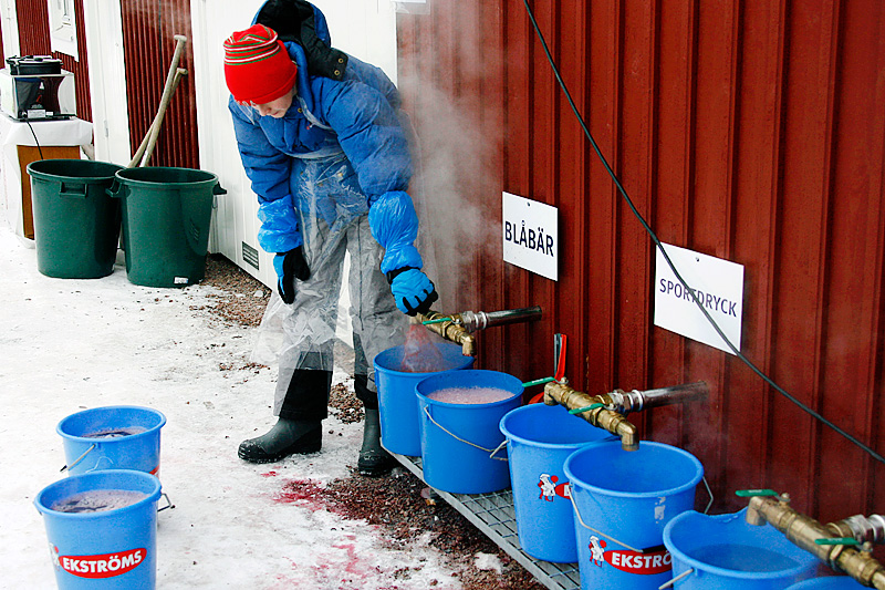Under langvarige konkurranser er det helt avgjørende at du har en plan for væske og næringsinntak. Her den velkjente blårbærsuppa i Vasaloppet. Foto: Felgenhauer/NordicFocus. Under langvarige konkurranser er det helt avgjørende at du har en plan for væske og næringsinntak. Her den velkjente blårbærsuppa i Vasaloppet. Foto: Felgenhauer/NordicFocus.